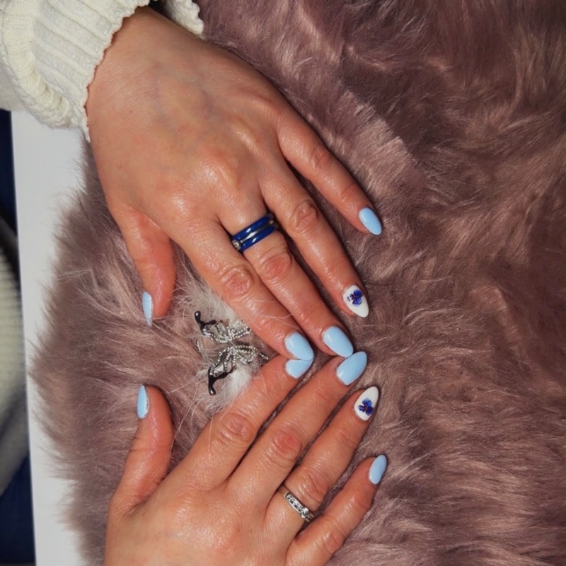 Nägel in Baby Blue mit Schmetterling und Herzen