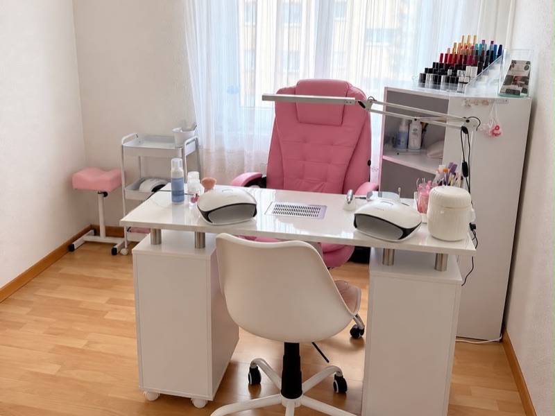 Das Studio von Bella Nails by Ana mit Nageltisch und rosa Behandlungsstuhl